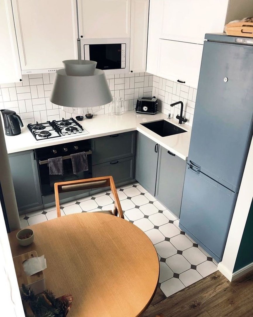 Современный дизайн кухни в хрущевке с холодильником