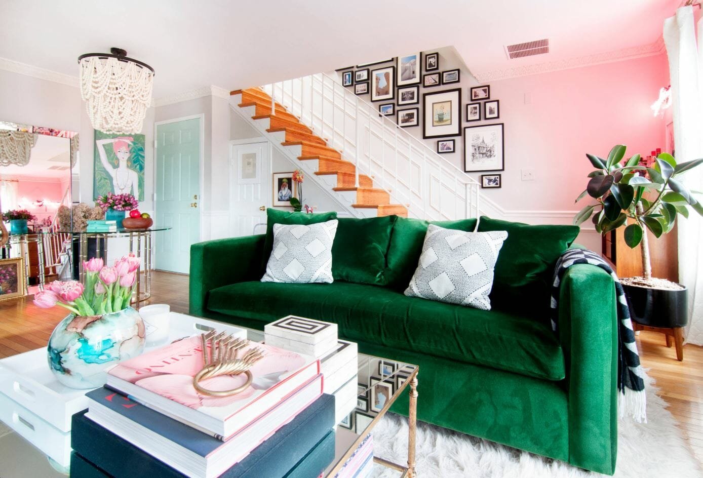 Розово зеленый интерьер. Салатовый диван в интерьере. Гостиная с зеленым диваном. Розовый и зеленый в интерьере. Сочетание розового и зеленого в интерьере.