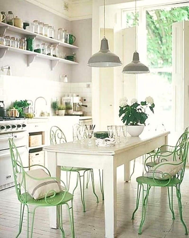 белая кухня с зелеными стульями