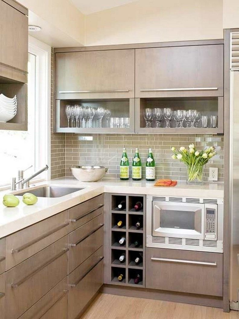 кухонный гарнитур с узкими верхними шкафами