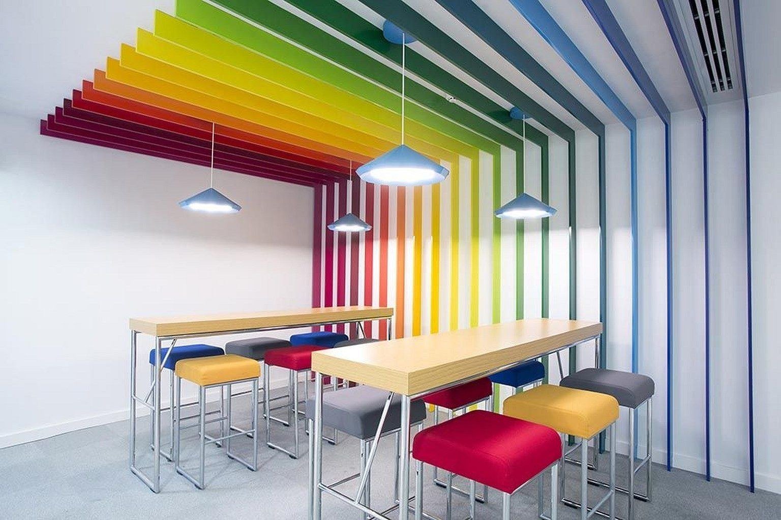 Крашенный пол лекционный зал. Разноцветные стены в интерьере. Яркий интерьер офиса. Яркие цвета в офисе. Разноцветные стены в офисе.
