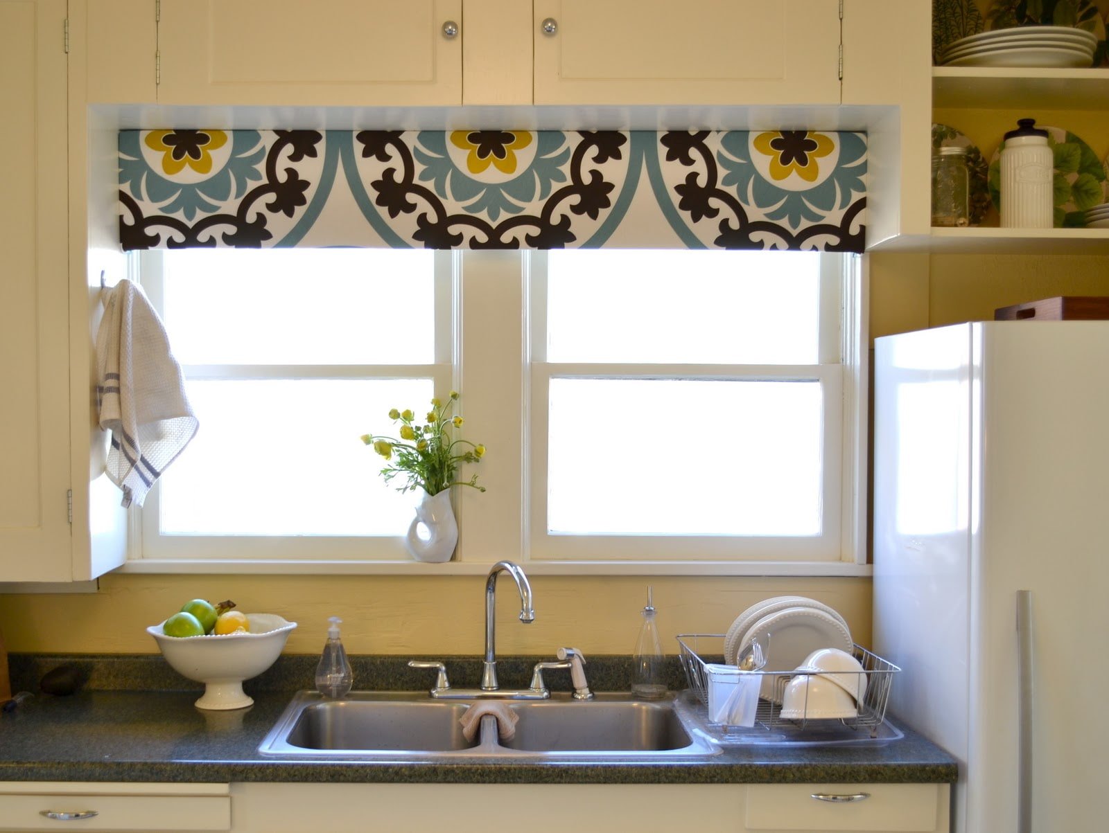 Что можно на окно на кухню. Ламбрекен на кухонное окно. Римская штора с ламбрекеном на кухню. Римские шторы с ламбрекеном на кухню. Ламбрекен на кухню с рулонными шторами.