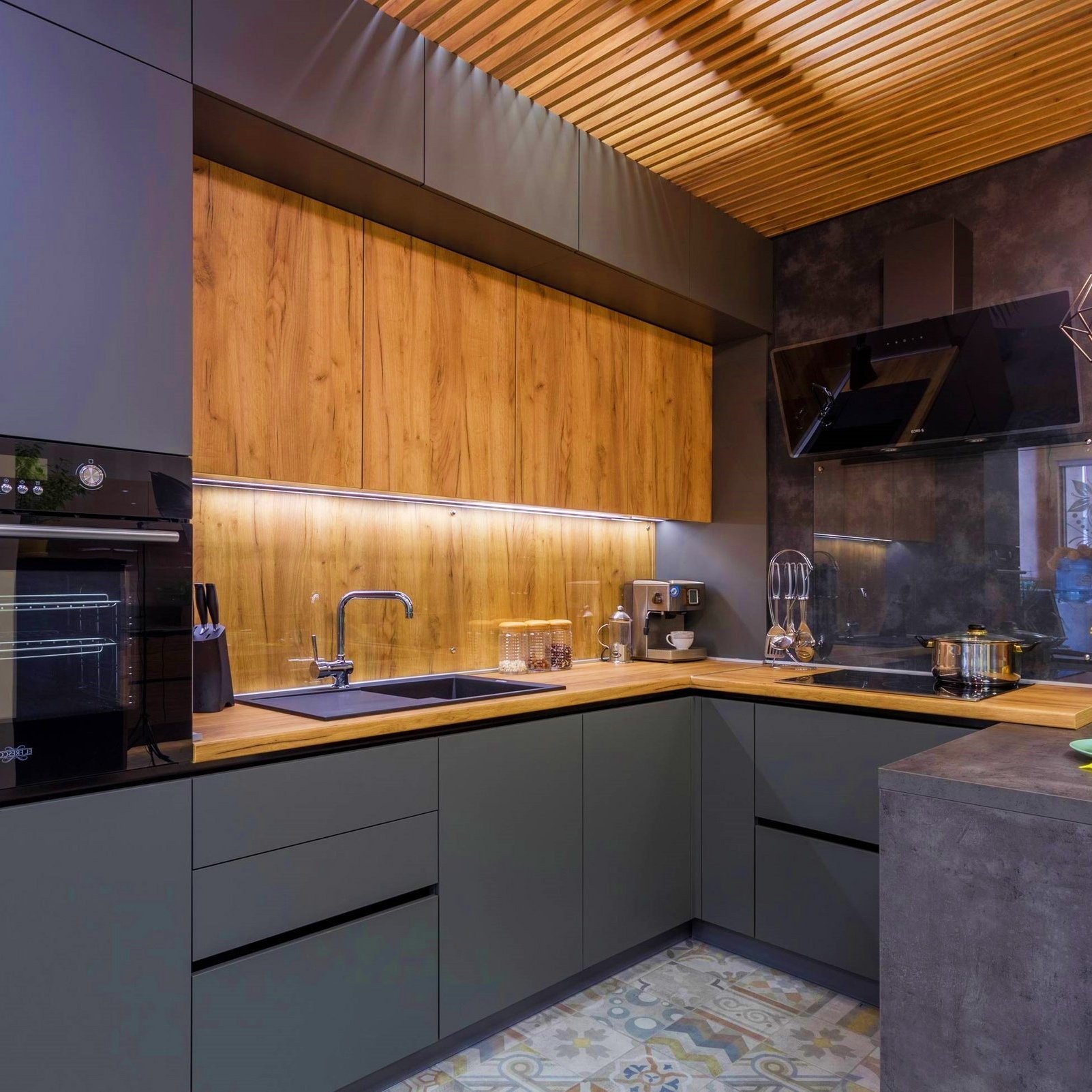 графитовая кухня с деревянной столешницей и деревянным фартуком