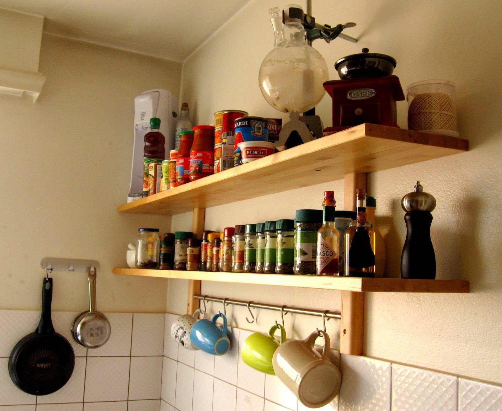 Сделаю полку на кухню. Полки для кухни. Деревянные полки на кухню. Открытые полочки на кухне. Деревянныемполки на кухню.