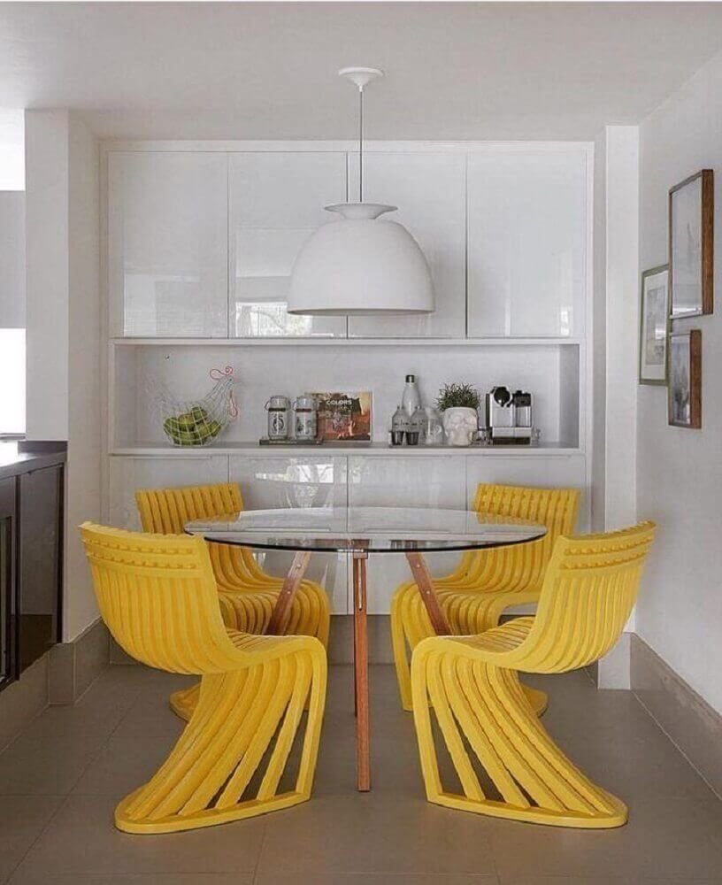 Желтые стулья в интерьере кухни