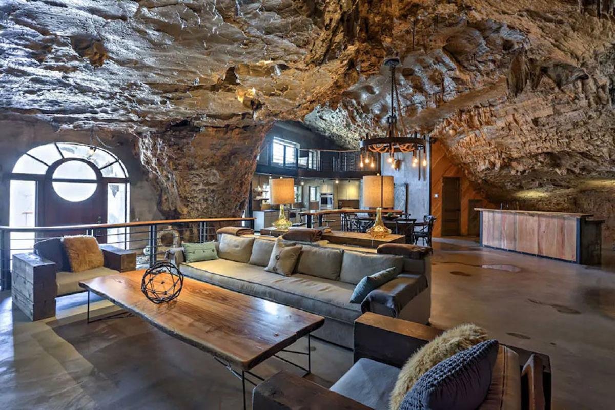 Скала на потолке. Гостиница Beckham Creek Cave Lodge. Beckham Creek Cave Lodge, США, Арканзас. Пещерный дворец Cave Palace Ranch, Юта, США. Необычный интерьер.