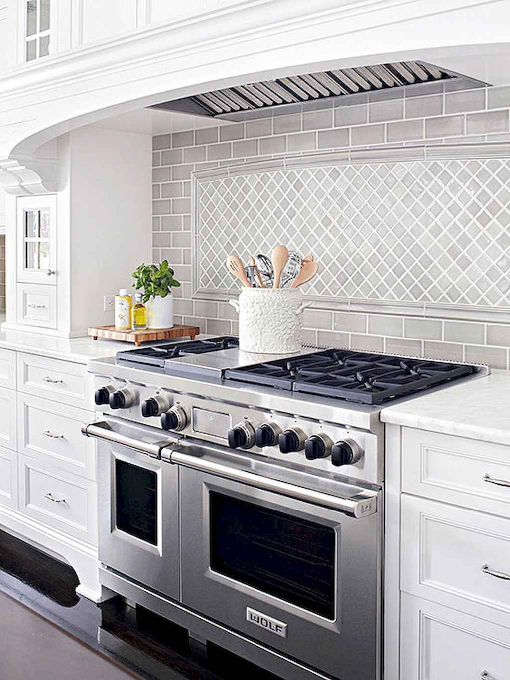 Кухня из плитки дизайн фото. Плитка на кухню 2022. Фартук для белой кухни из плитки. Белая плитка на кухне. Фартук для кухни из плиткиэ.