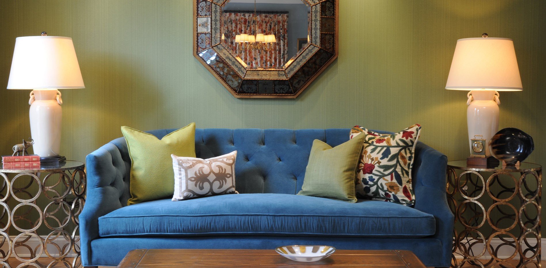 Сине-зеленый диван в интерьере