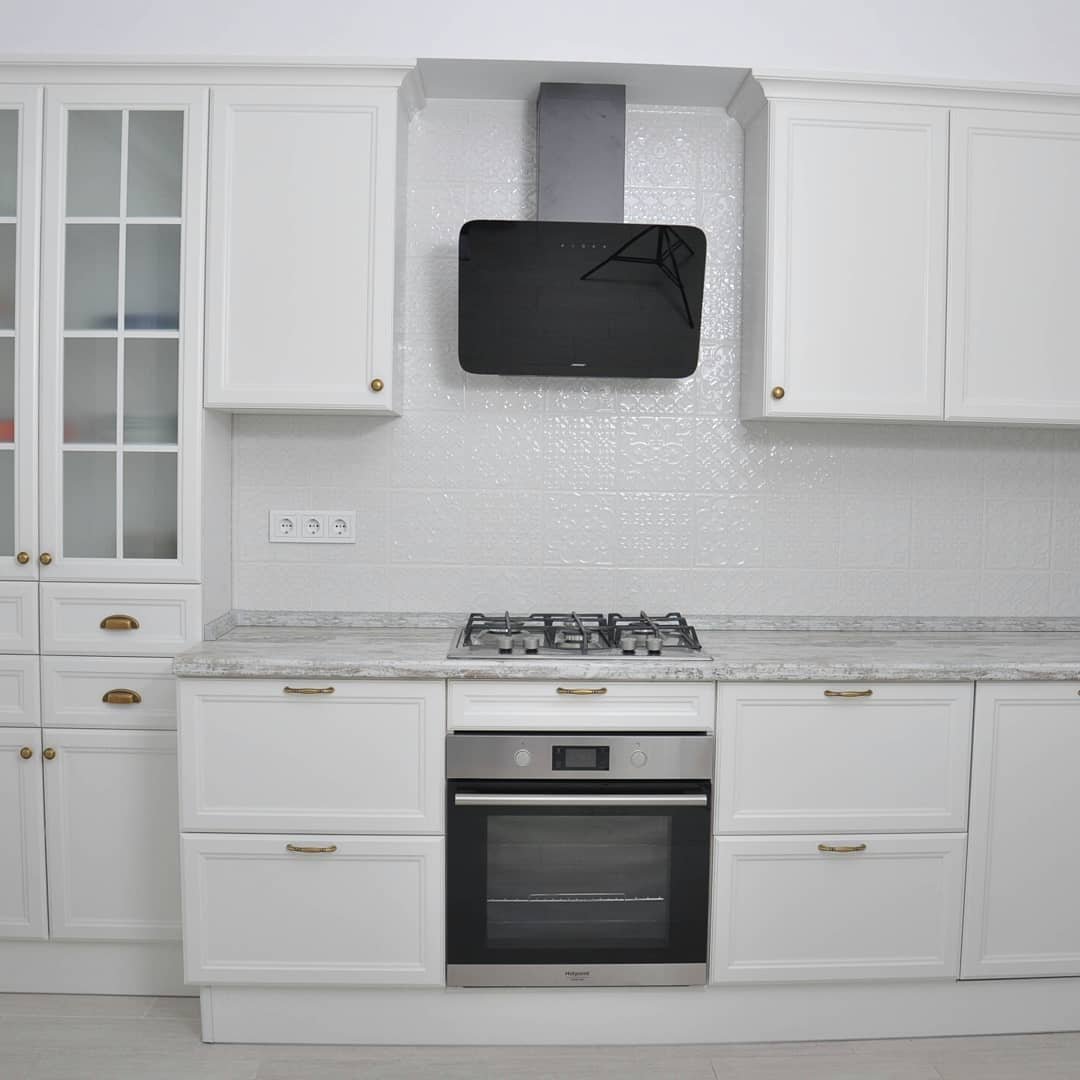 Белый духовой шкаф на белой кухне