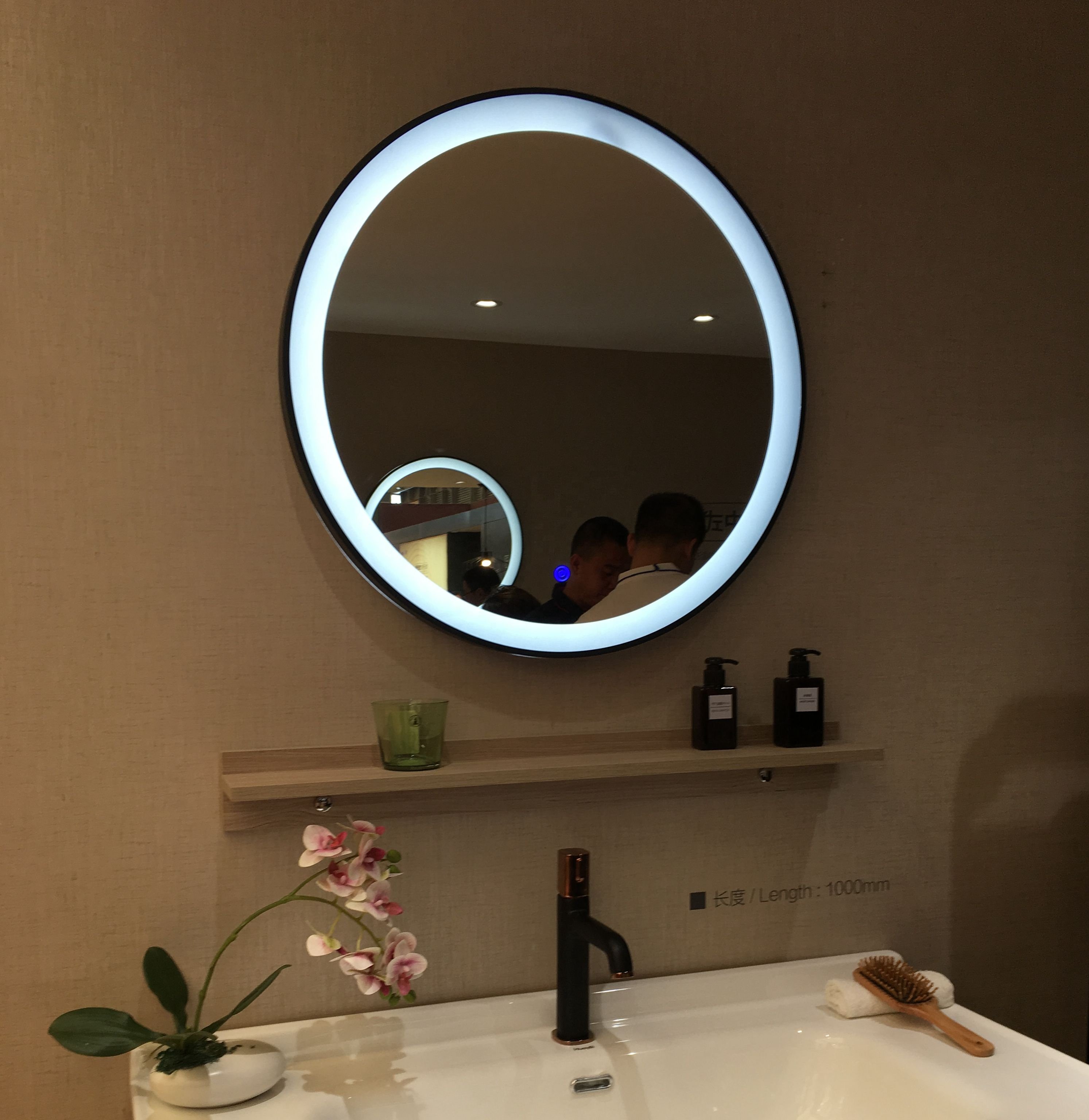Зеркало в ванную с подсветкой и полками. Зеркало с led подсветкой 70x65. Зеркало для ванной с подсветкой Айрон Лайт. Круглое зеркало в ванную с полками. Круглое зеркало в ванную.