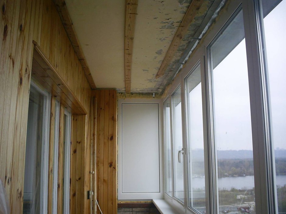 Потолок из реек на балконе