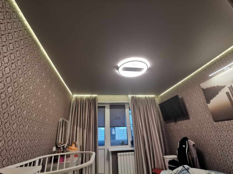 Подсветка стены с потолка светодиодной лентой
