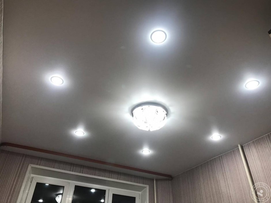 Белые точечные светильники на белом потолке