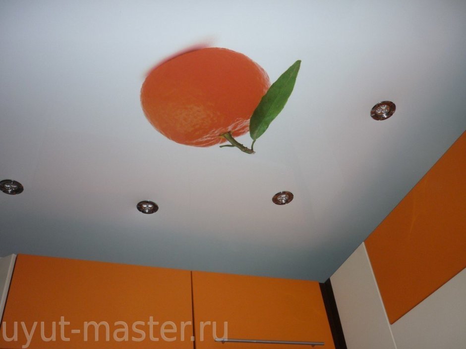 Оранжевая подсветка потолка