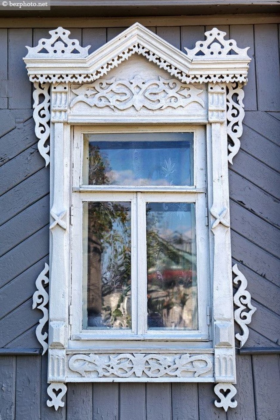Окно старинное с узорами