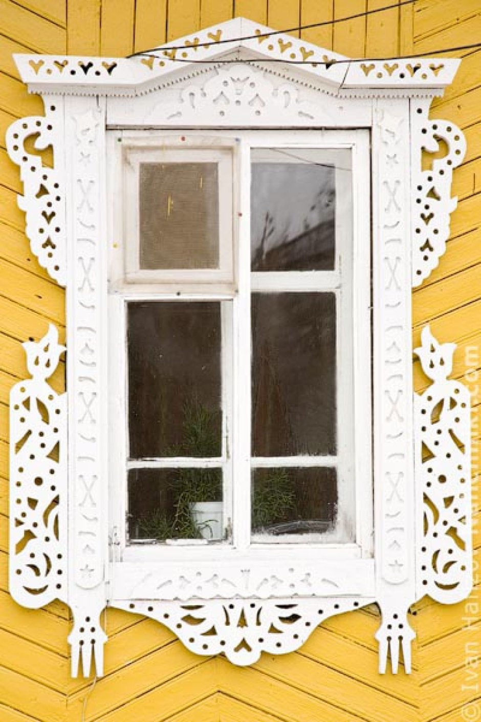 Деревенские окна с наличниками