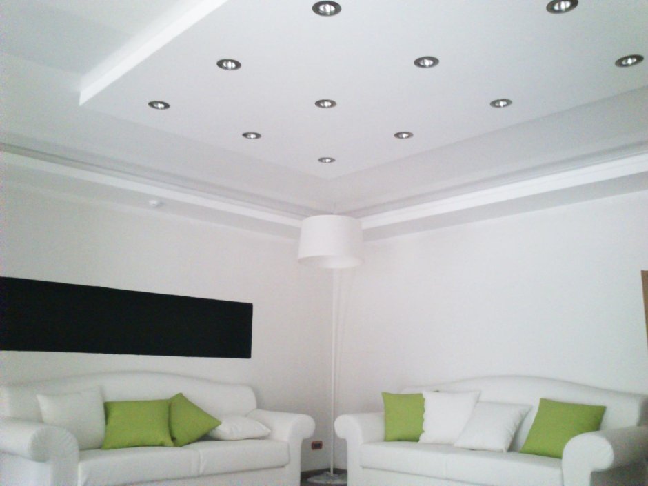 Белый матовый натяжной потолок с точечными светильниками