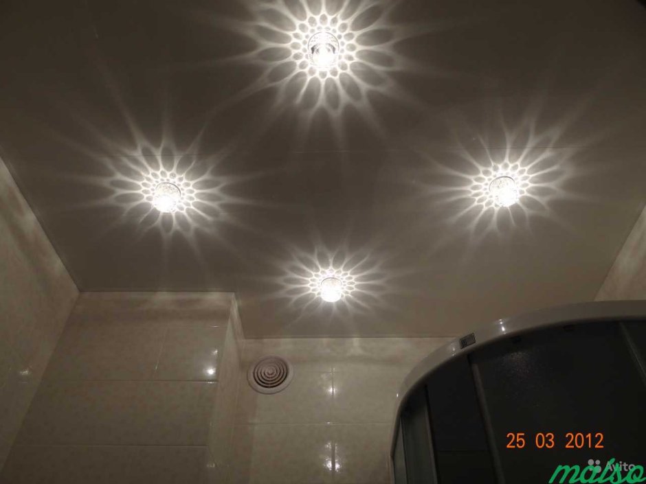 Вариант расстановки светильников на натяжном потолке