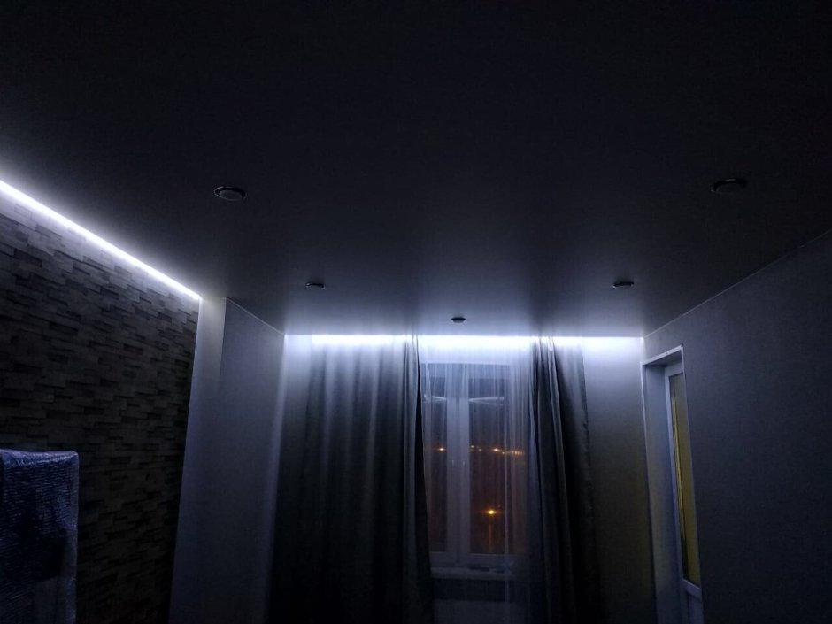 Натяжной потолок со светодиодной лентой по периметру