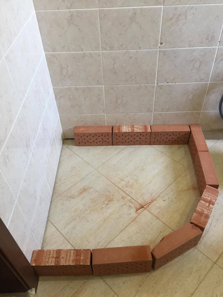 Подиум для душевой кабины из кирпича