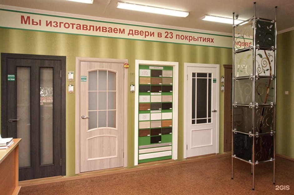 Дверь с мозаичной вставкой