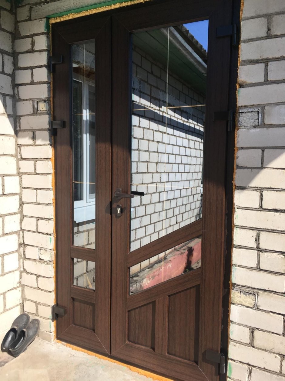 Пластиковая дверь коричневая