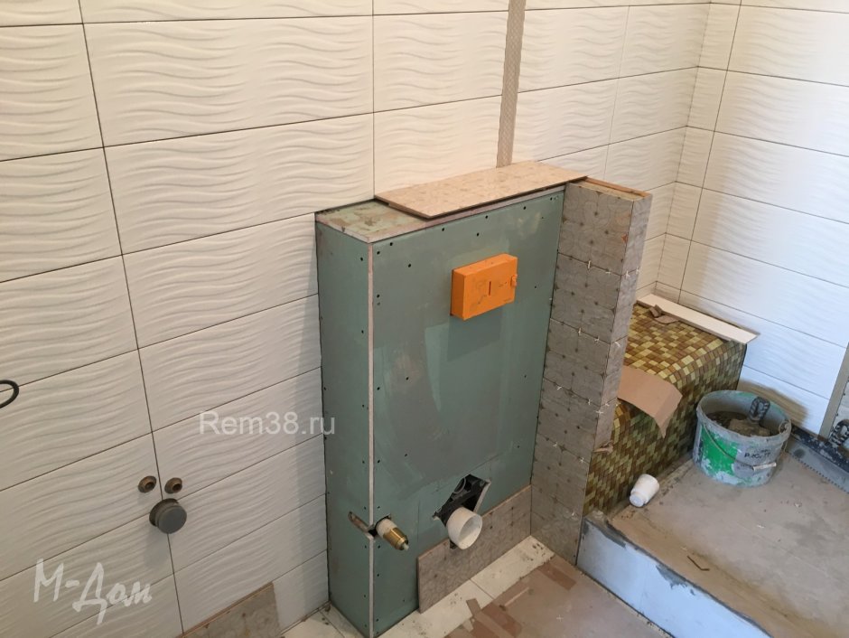 Шкаф над инсталляцией