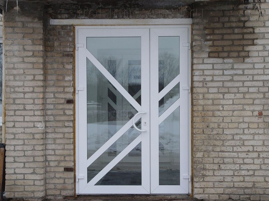 Дверь пластиковая со стеклом балконная