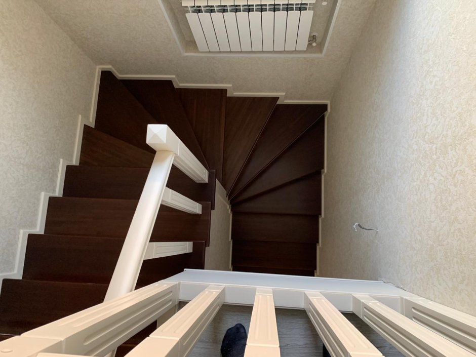 Лестница в маленький проем на второй этаж