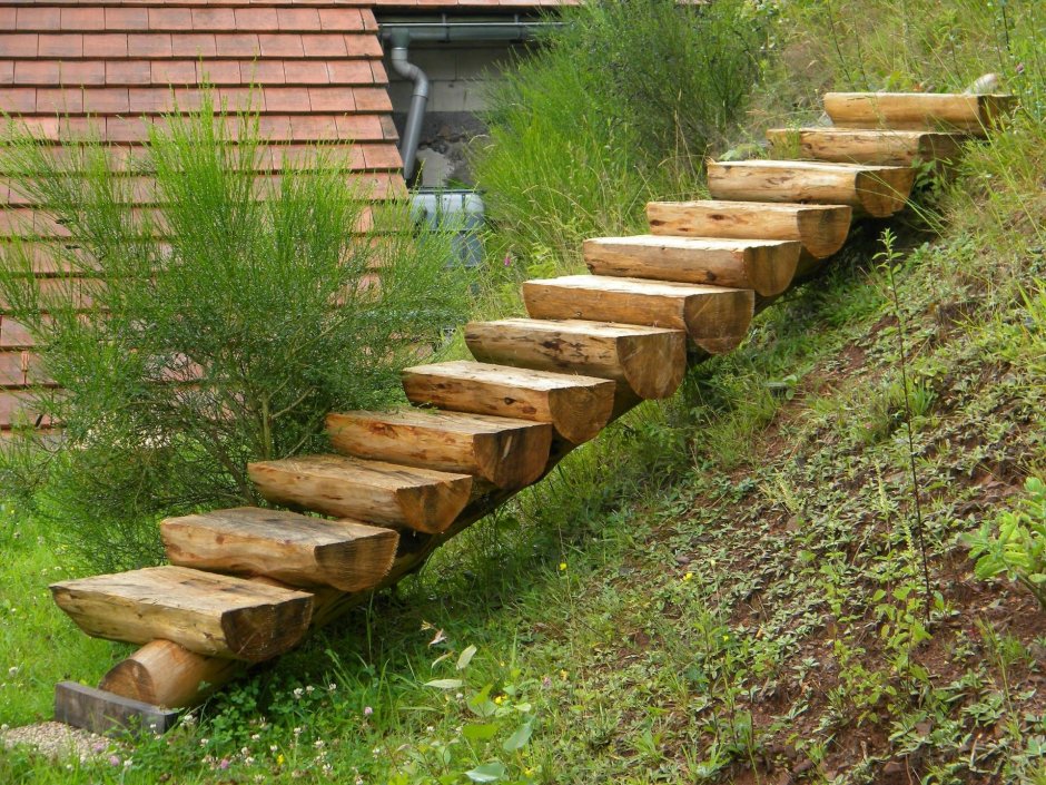 Каркас лестницы из дерева для террасы