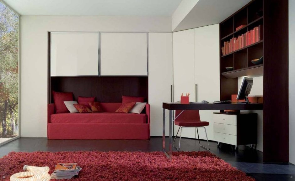 Интерьер маленькой комнаты с диваном и шкафом