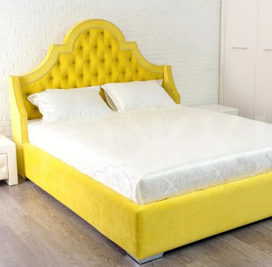 Желтая кровать