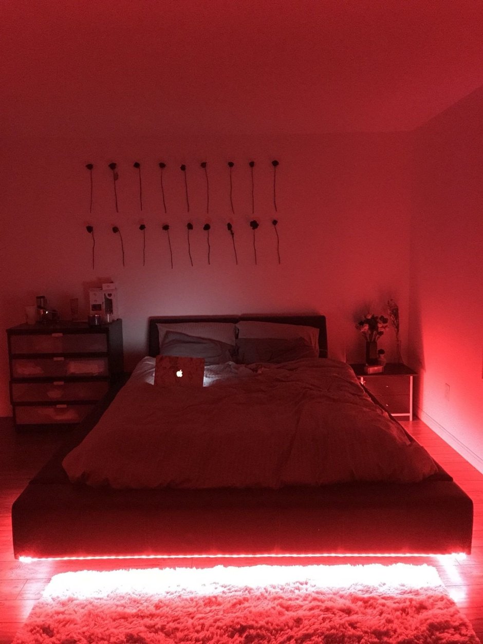 Красная подсветка в спальне