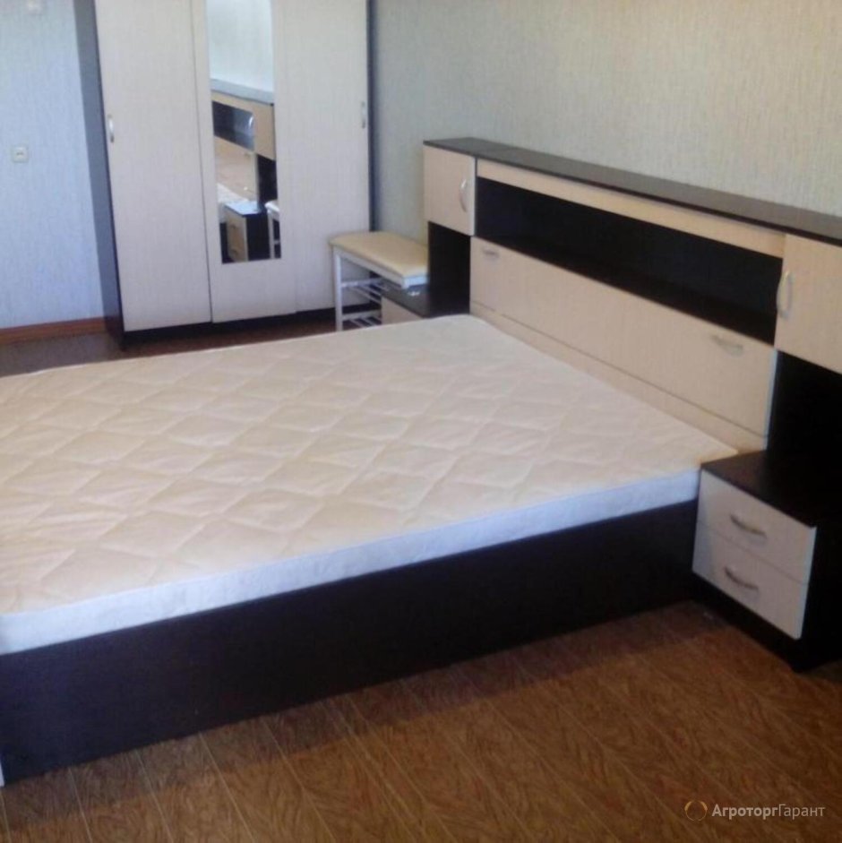 Двуспальная кровать с прикроватным блоком