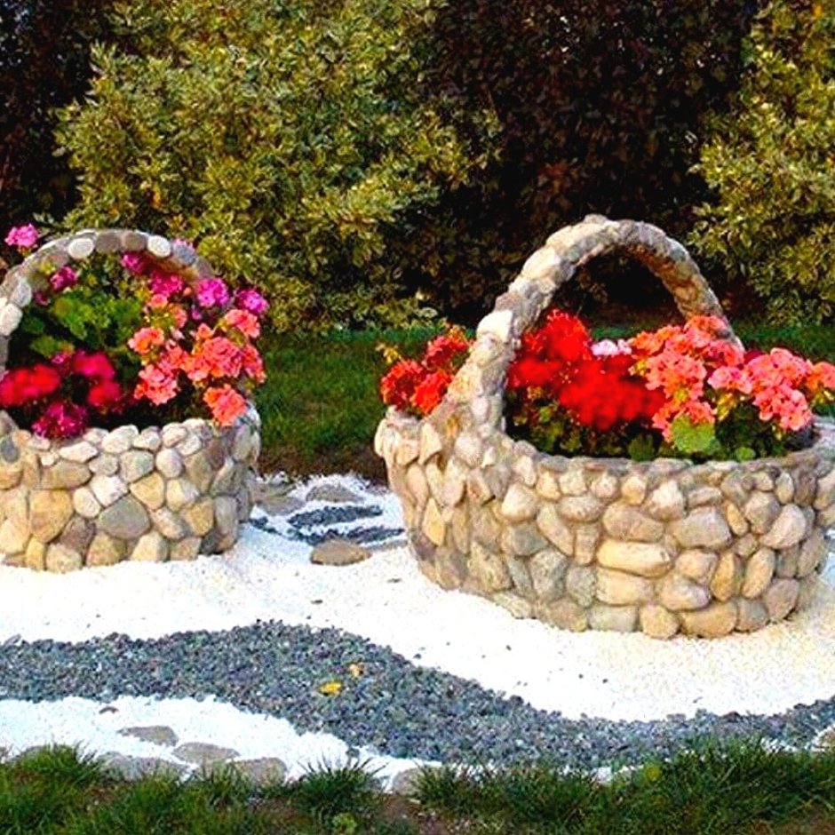 Мульчирование клумбы мраморной крошкой
