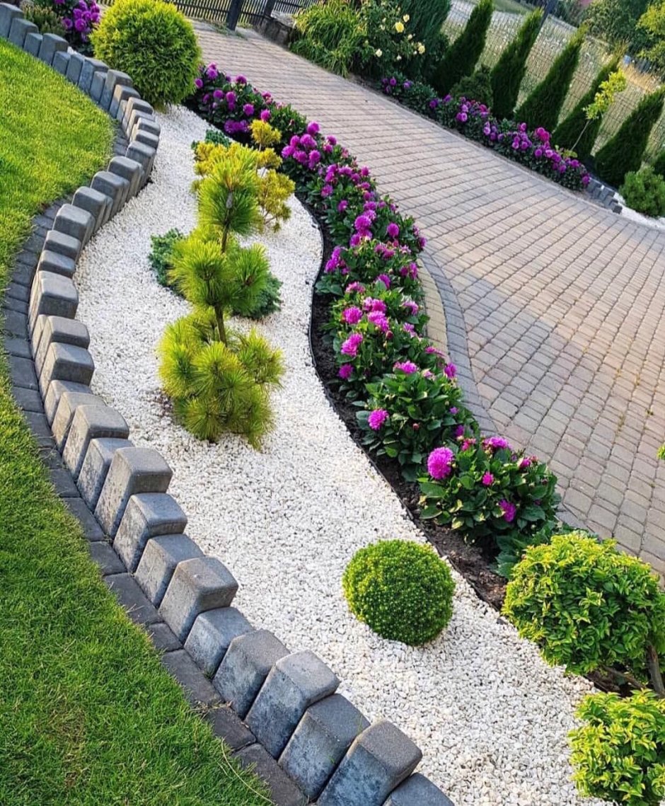 Клумба из разноцветных камней