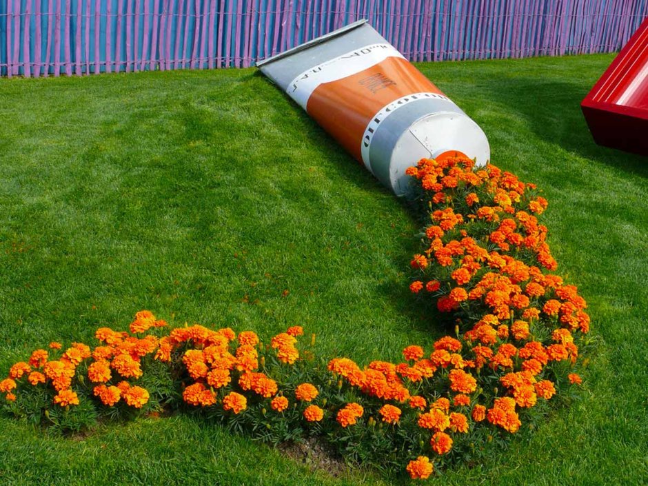 Декор клумбы камнями