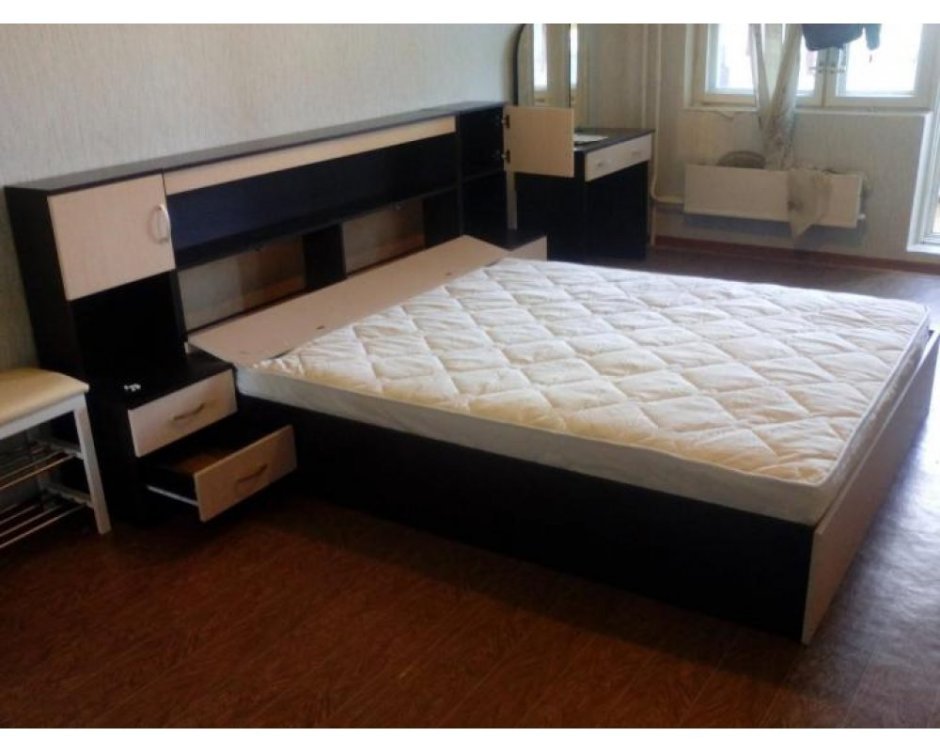 Кровать с прикроватным модулем