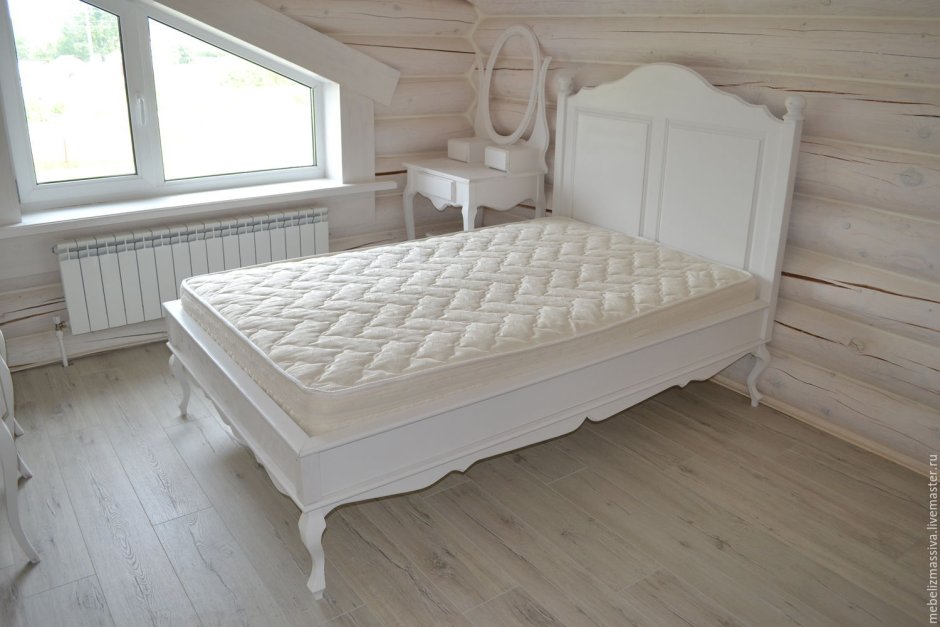 Белая кровать из массива дерева