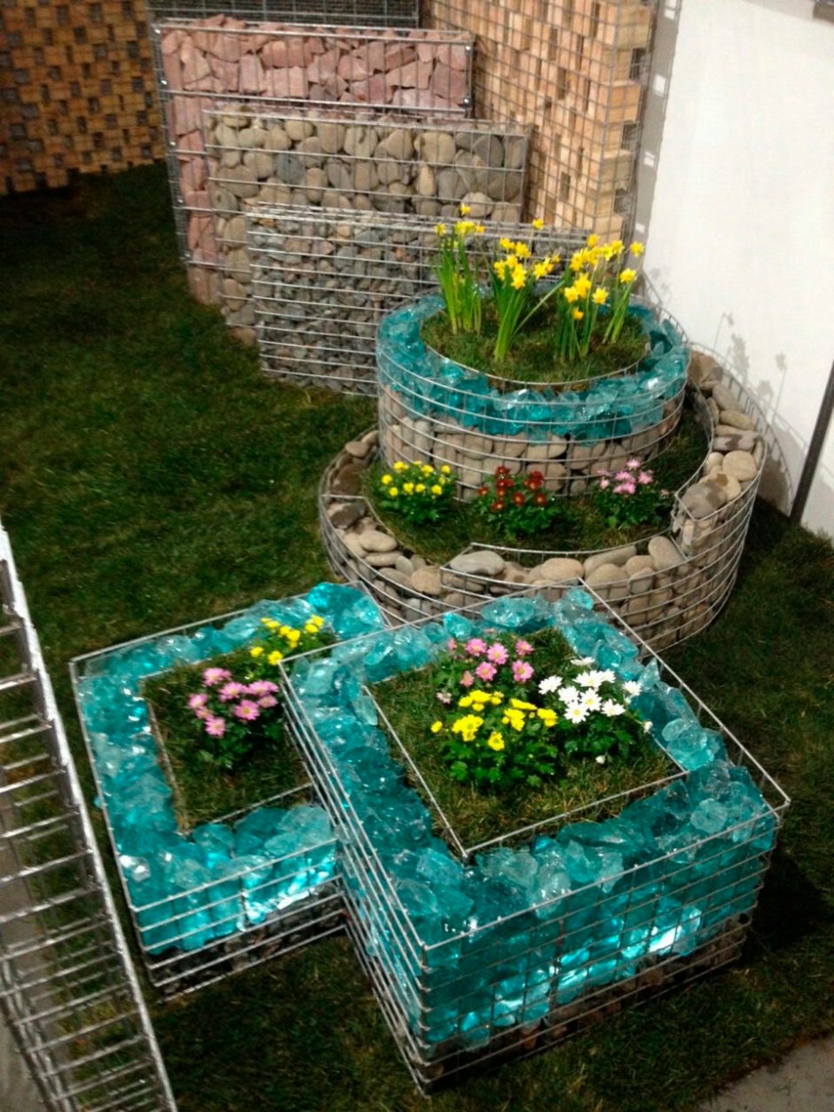 Клумба из сетки и камней