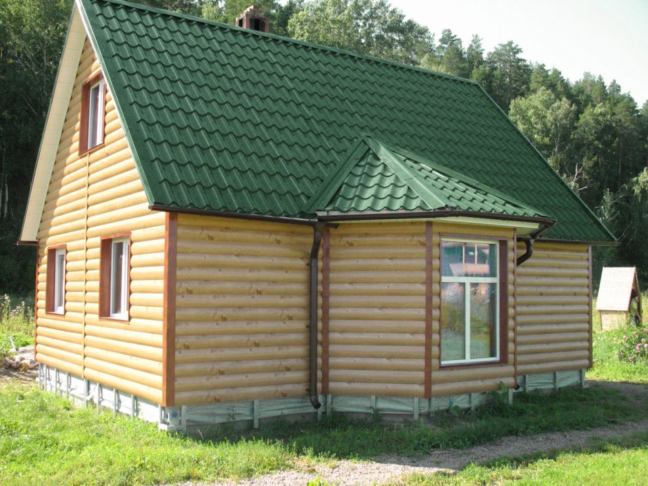 Баня с зеленой крышей