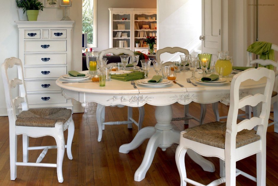 Белый кухонный стол в интерьере