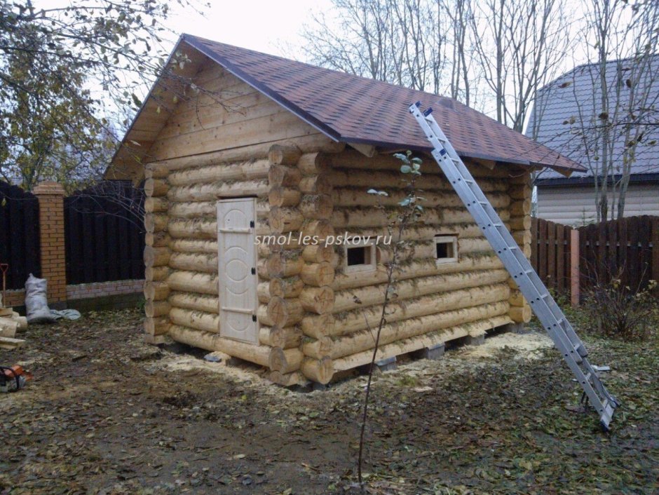Небольшая баня из бревна