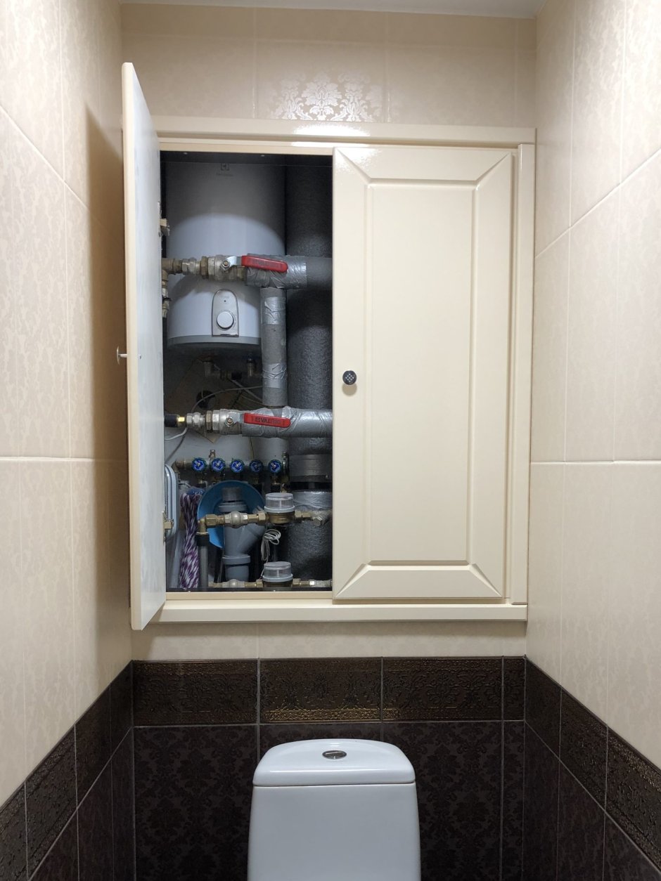 Сантехнические шкафчики в туалете