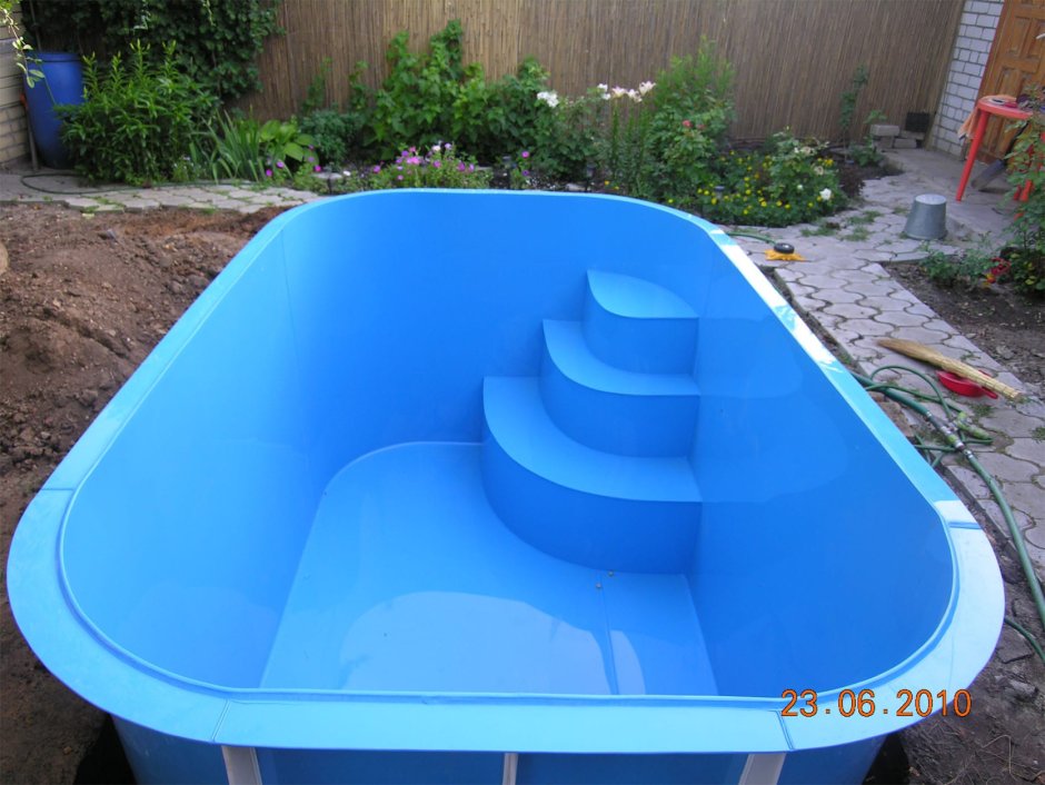 Пластиковые емкости для бассейна на даче