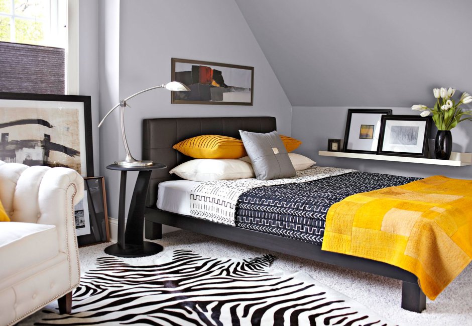 Желтая кровать в интерьере спальни