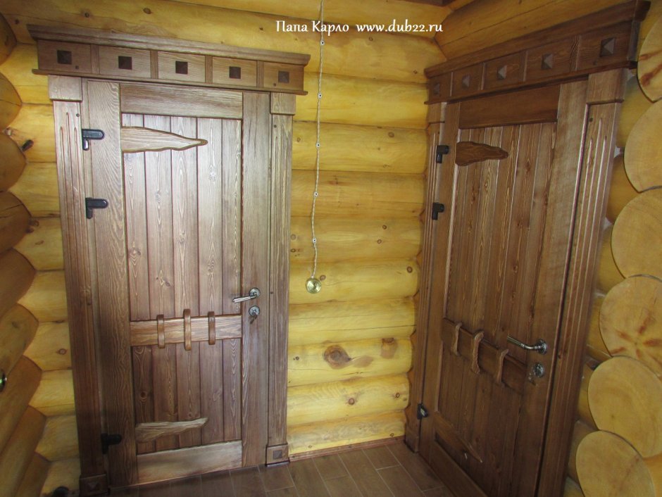 Входная дверь в баню из дерева