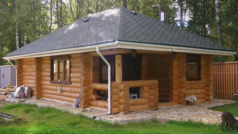 Баня с террасой из кругляка 5х5