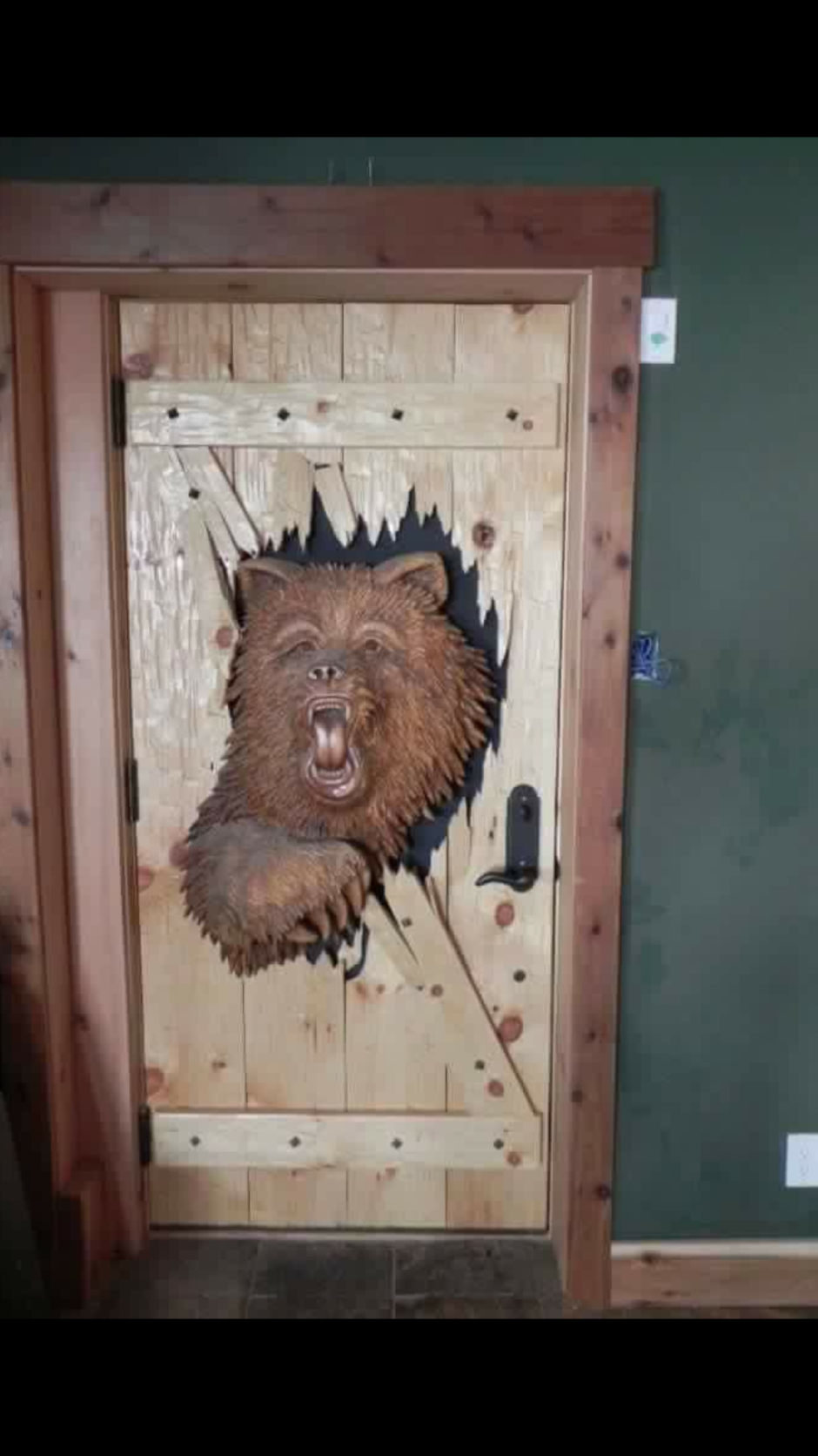 Резные двери с медведями