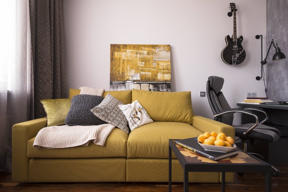 Серый диван с желтыми подушками